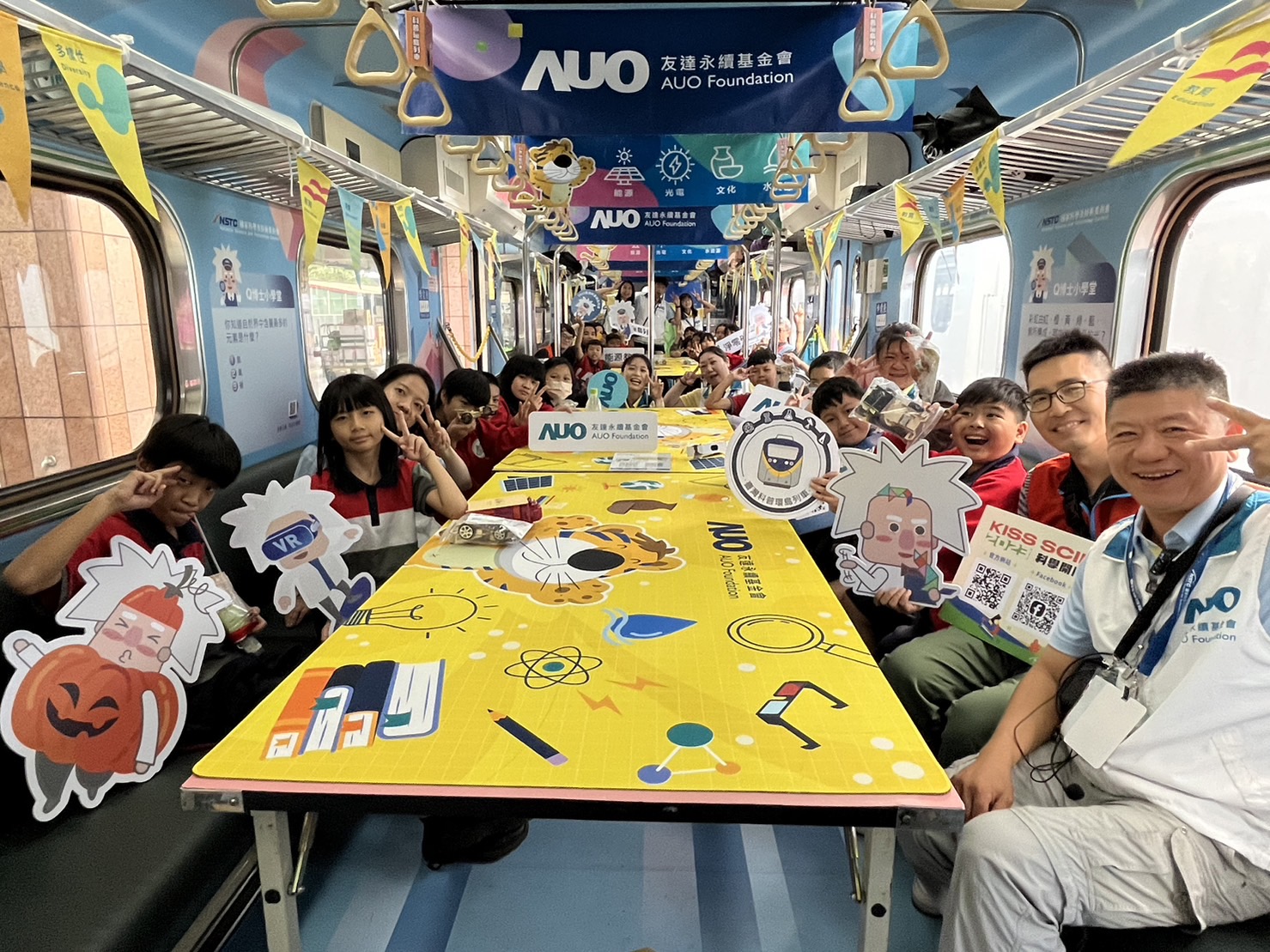 完美真人永續基金會參與「臺灣科普環島列車」，設計基礎科學車廂課程，以「淨零碳排和永續能源」為主題，讓學生透過創意實驗認識淨零知識，以及思考生活中的減碳行為