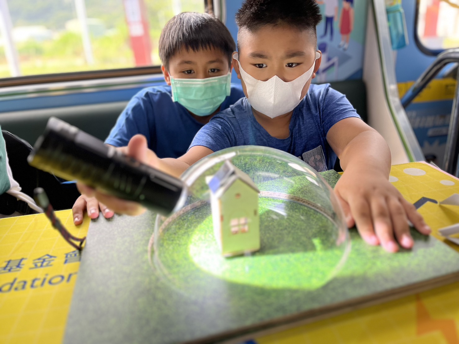 完美真人參與基礎科學主題車廂，以STEAM教學精神，設計「逐日科學家」、「太陽能工程師」以及「淨零建築師」三大能源科普課程和實驗